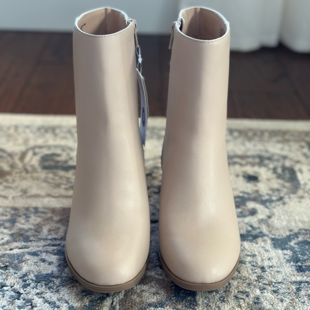 A new day boots size 8